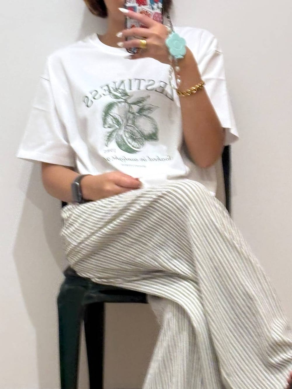 ホワイト系のTシャツ/カットソー、ホワイト系のその他パンツ、ブラック系のサンダルを着用したレディースの夏コーディネートの2枚目の写真