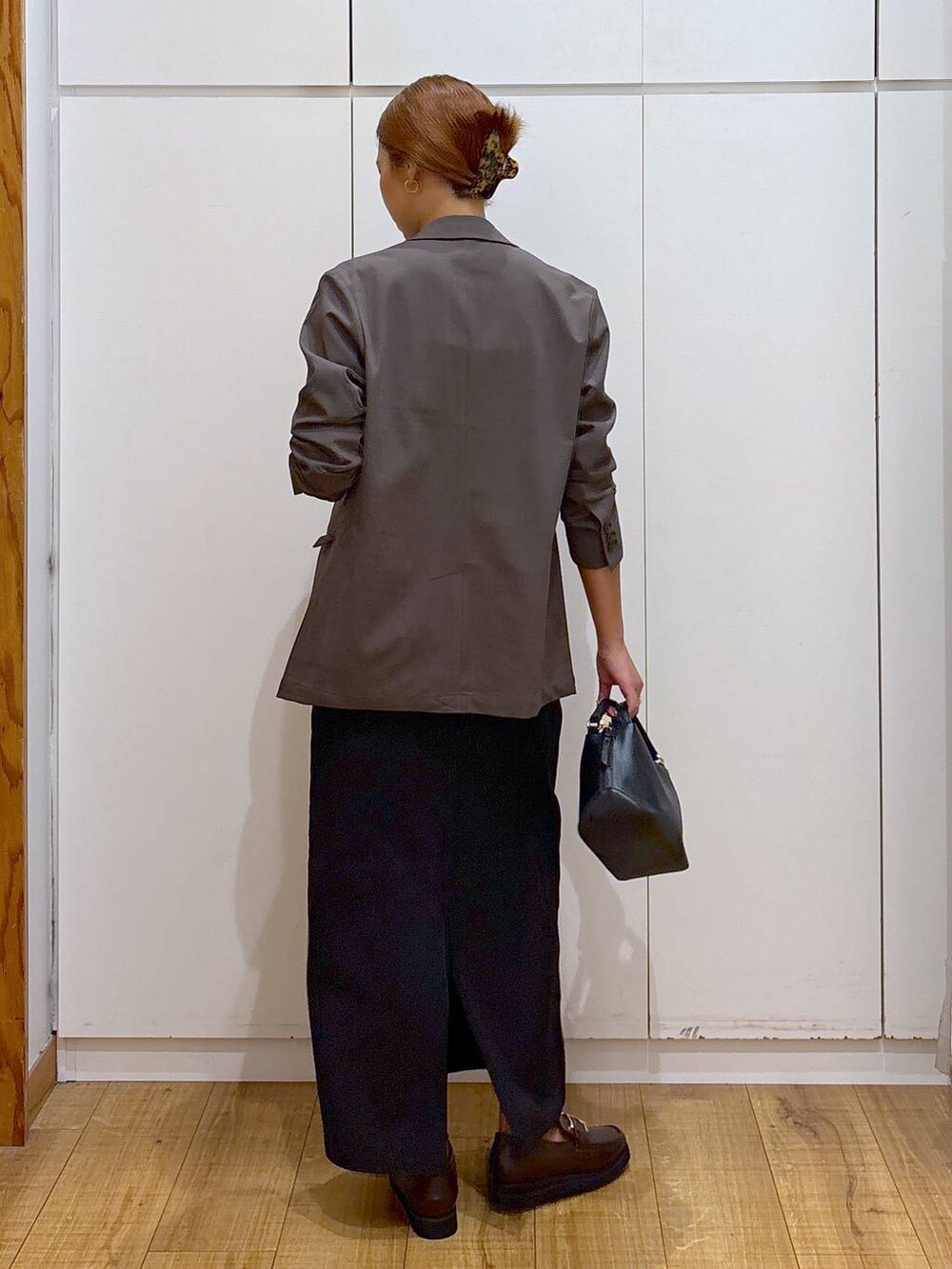 ブラック系のショルダーバッグ、ブラウン系のローファー、ブラック系のキャミソールを着用したレディースの秋コーディネートの4枚目の写真