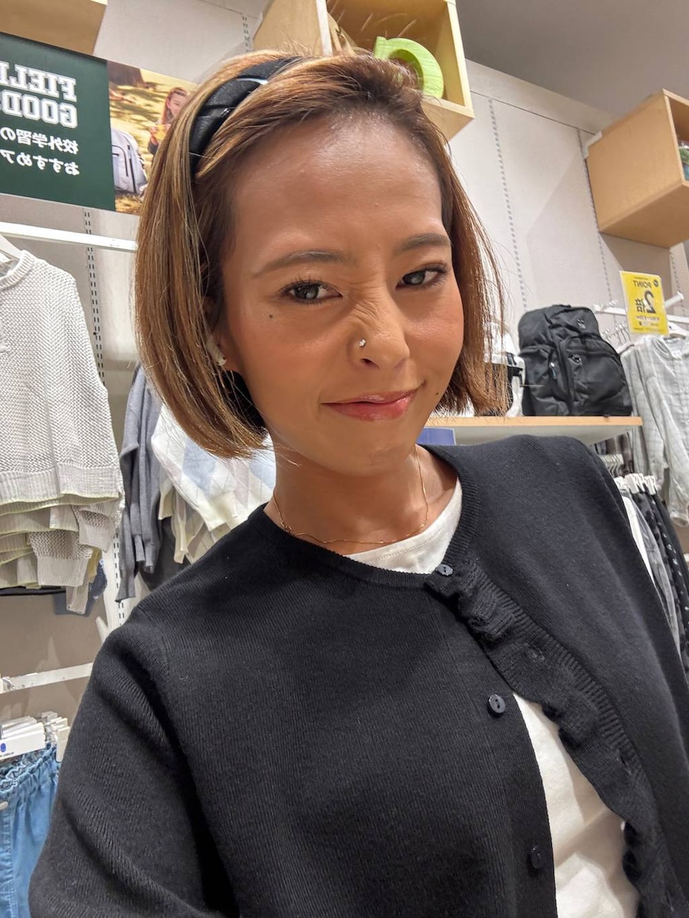 ブラック系のカーディガン/ボレロ、グリーン系のその他パンツ、ブラック系のカチューシャを着用したレディースの秋コーディネートの5枚目の写真