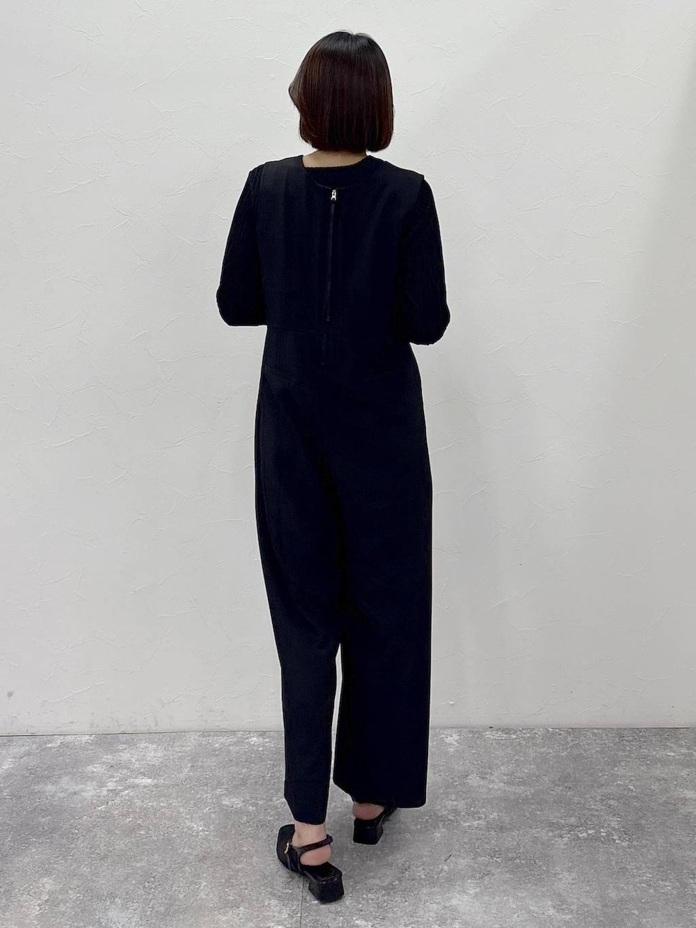 ブラック系のTシャツ/カットソー、ブラック系のサロペット/オーバーオール、ゴールド系のピアス（両耳用）を着用したレディースの冬コーディネートの7枚目の写真