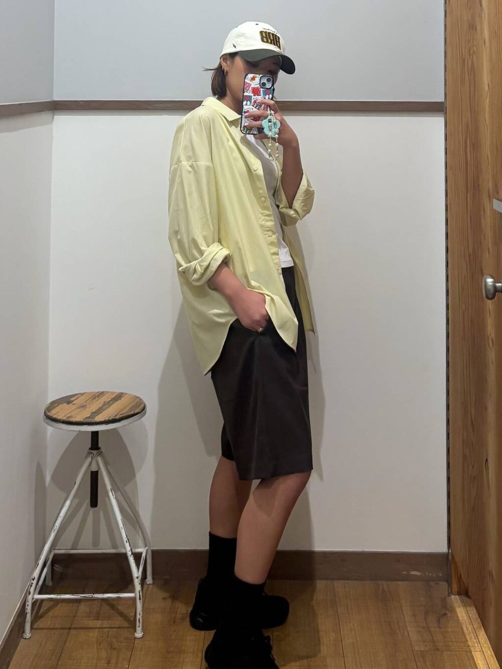 イエロー系のシャツ/ブラウス、ベージュ系のその他パンツを着用したレディースの春コーディネートの3枚目の写真