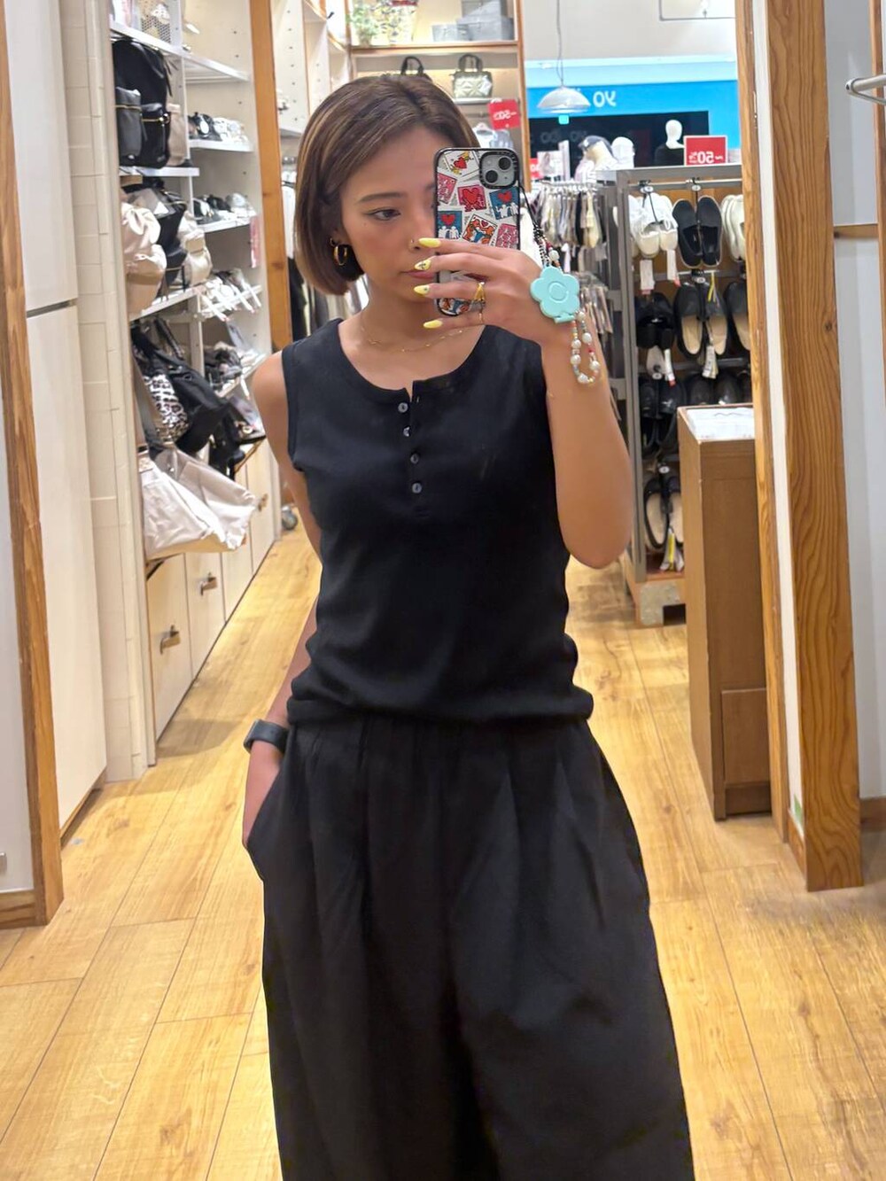 グレー系のその他パンツ、ブラック系のタンクトップ、ホワイト系のサンダルを着用したレディースの夏コーディネートの2枚目の写真