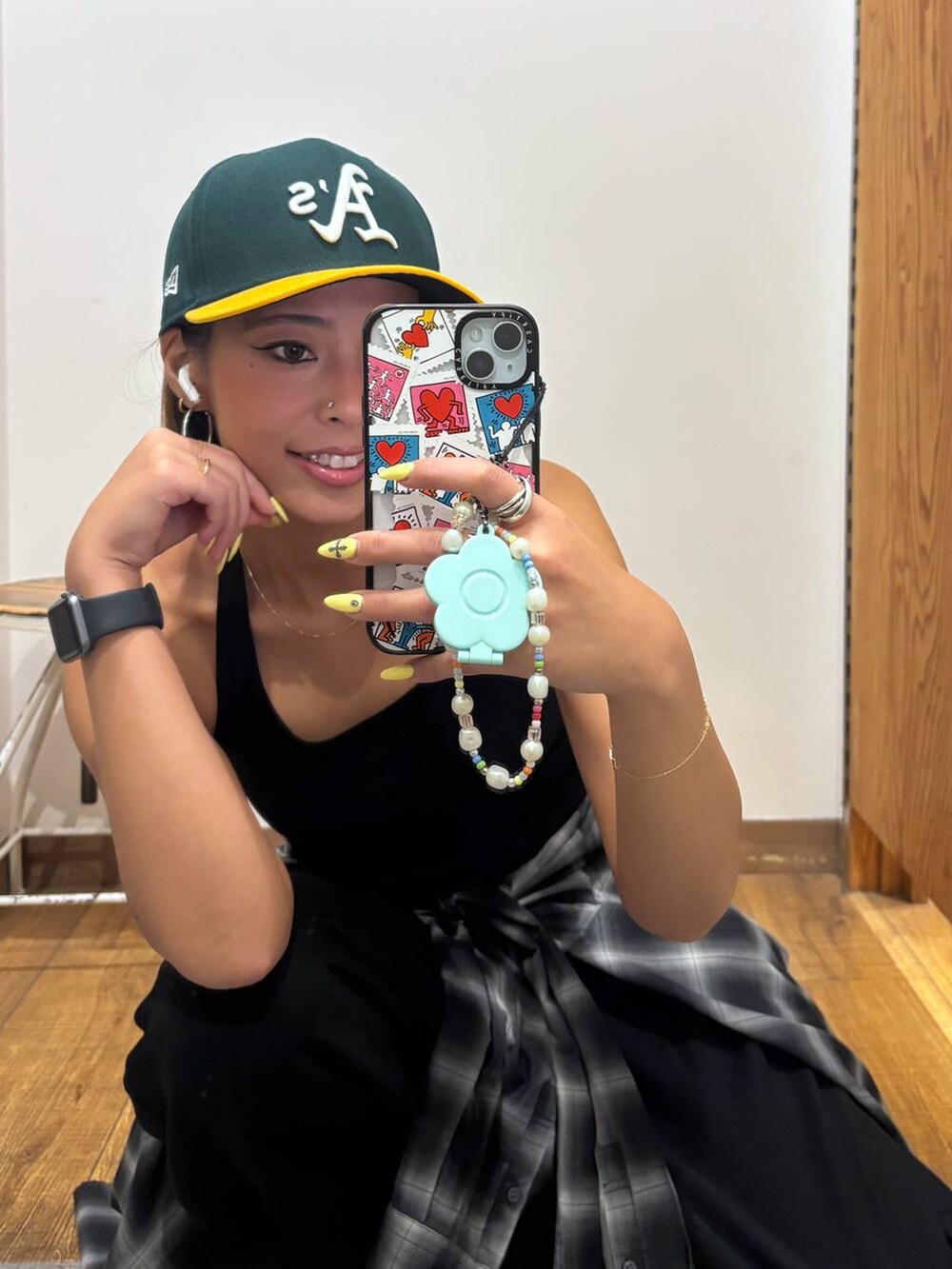 ブラック系のその他パンツを着用したレディースの夏コーディネートの7枚目の写真