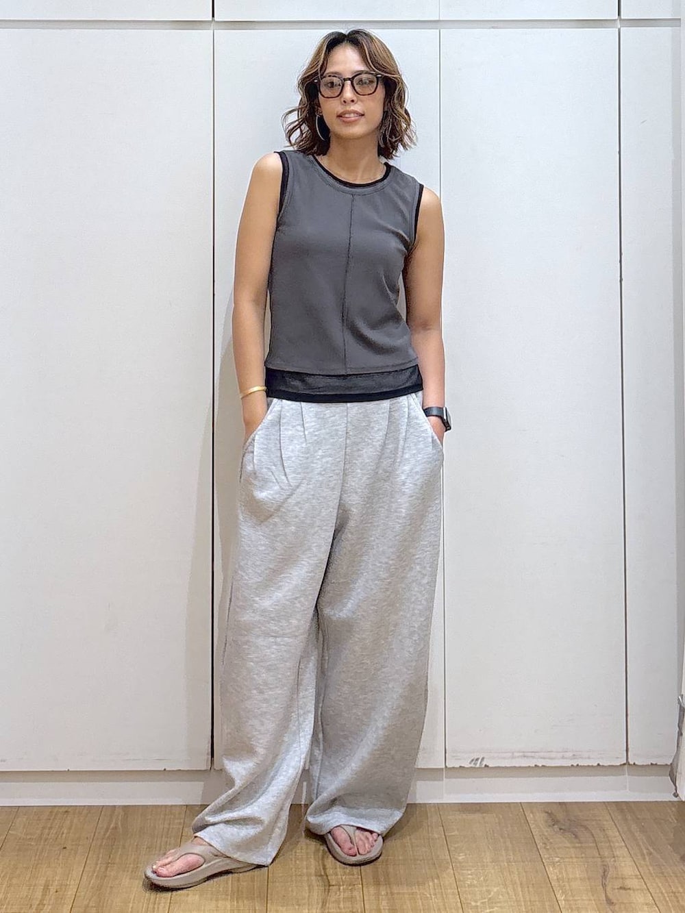 グレー系のその他パンツ、グレー系のTシャツ/カットソー、ベージュ系のサンダルを着用したレディースの夏コーディネートの5枚目の写真