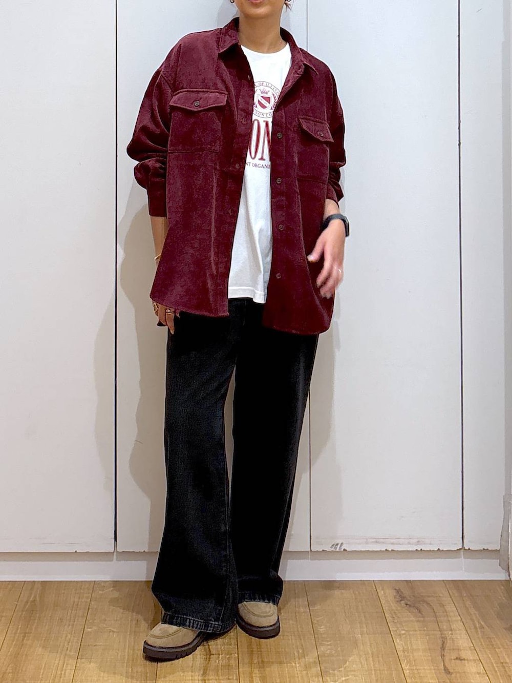 ブラック系のデニムパンツ、レッド系のシャツ/ブラウス、ベージュ系のローファーを着用したレディースの秋コーディネートの5枚目の写真