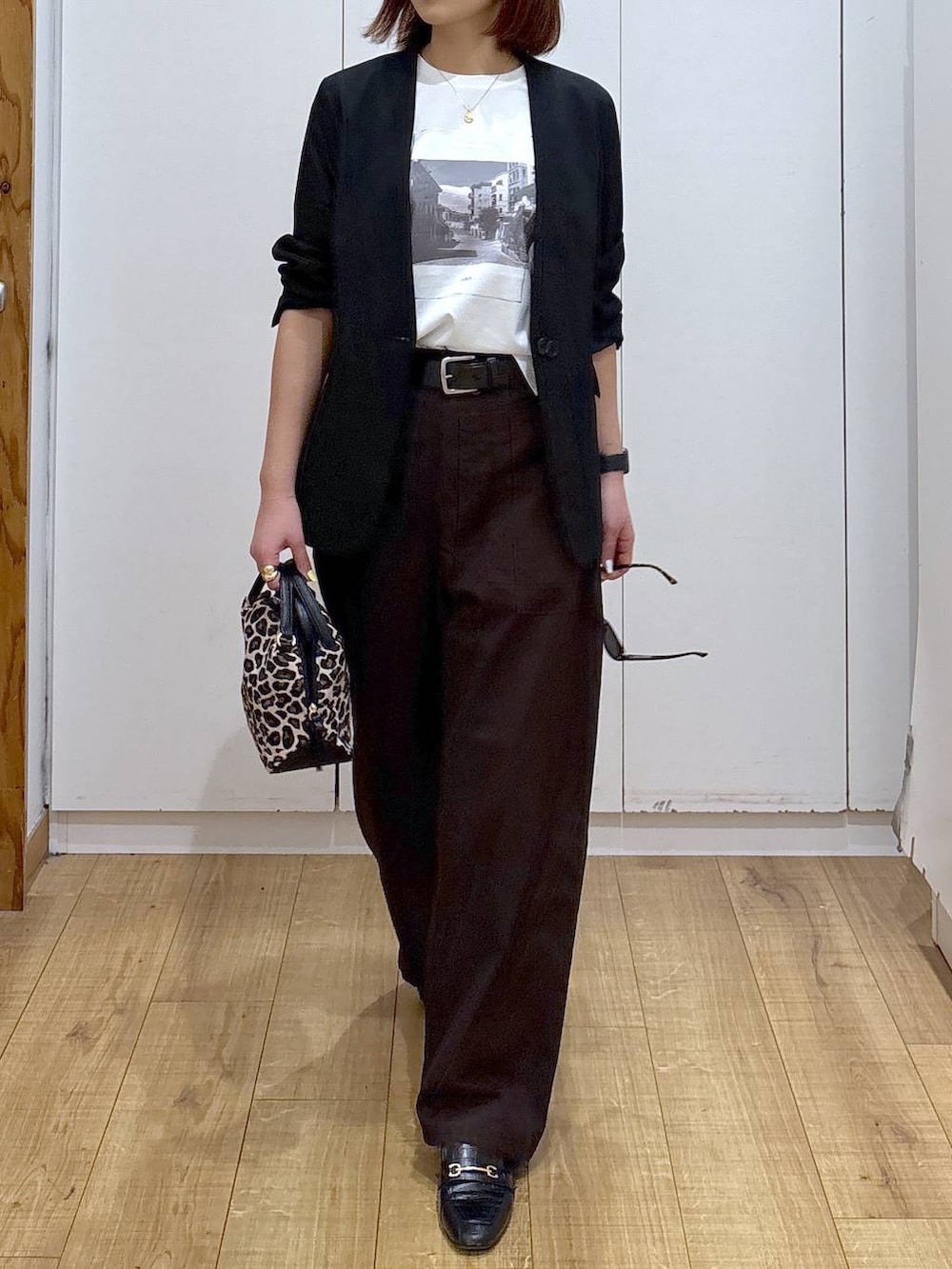 ブラック系のローファー、その他のショルダーバッグ、ブラック系のノーカラージャケットを着用したレディースの春コーディネートの5枚目の写真