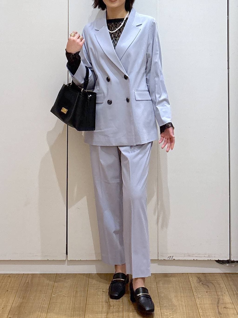 ブラック系のローファー、ブラック系のTシャツ/カットソー、ブルー系のスラックスを着用したレディースの冬コーディネートの7枚目の写真