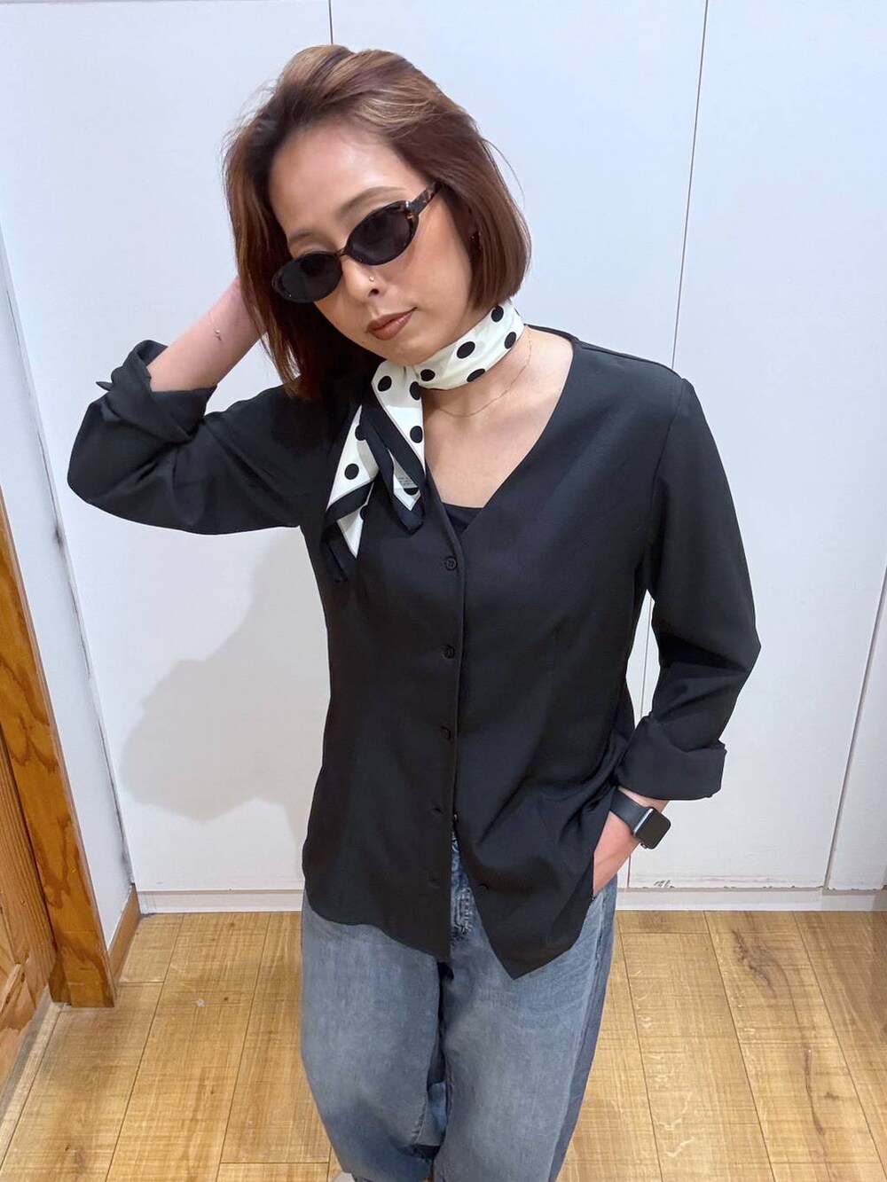 ブラック系のキャミソール、シルバー系のパンプス、グレー系のカーディガン/ボレロを着用したレディースの春コーディネートの2枚目の写真