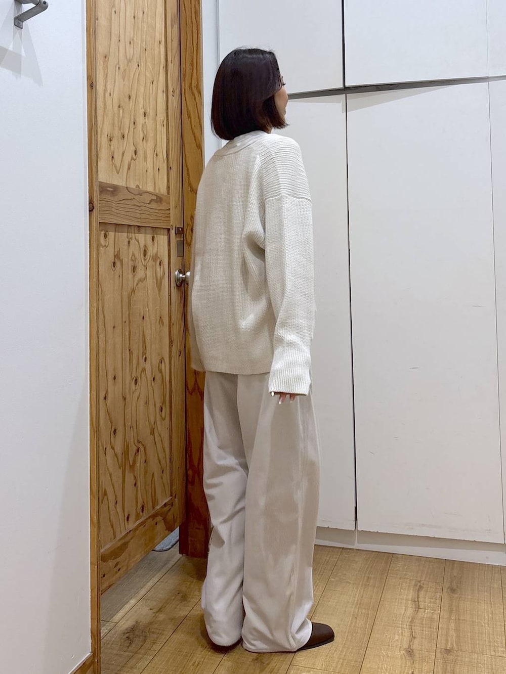 グレー系のその他パンツ、ベージュ系のニット/セーター、ブラウン系のブーツを着用したレディースの秋コーディネートの4枚目の写真