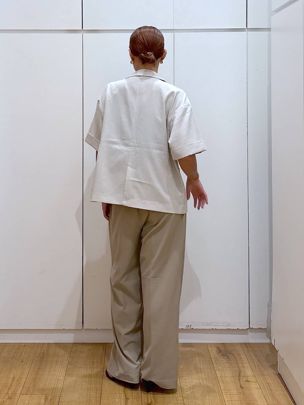 「体型カバー、高見え、高身長、ママコーデ、骨格ストレート、GLOBAL WORK、着痩せ・細見え、and STセール」｜「GLOBAL WORKのウツクシルエットDRYワイドパンツ/289061（その他パンツ、ベージュ系）」を使った、ココさん（レディース・165cm）の夏コーディネートの3枚目の写真