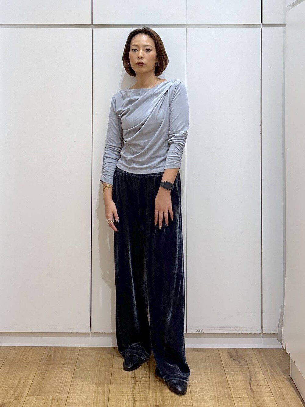 ブラック系のローファー、グレー系のTシャツ/カットソーを着用したレディースの秋コーディネートの2枚目の写真