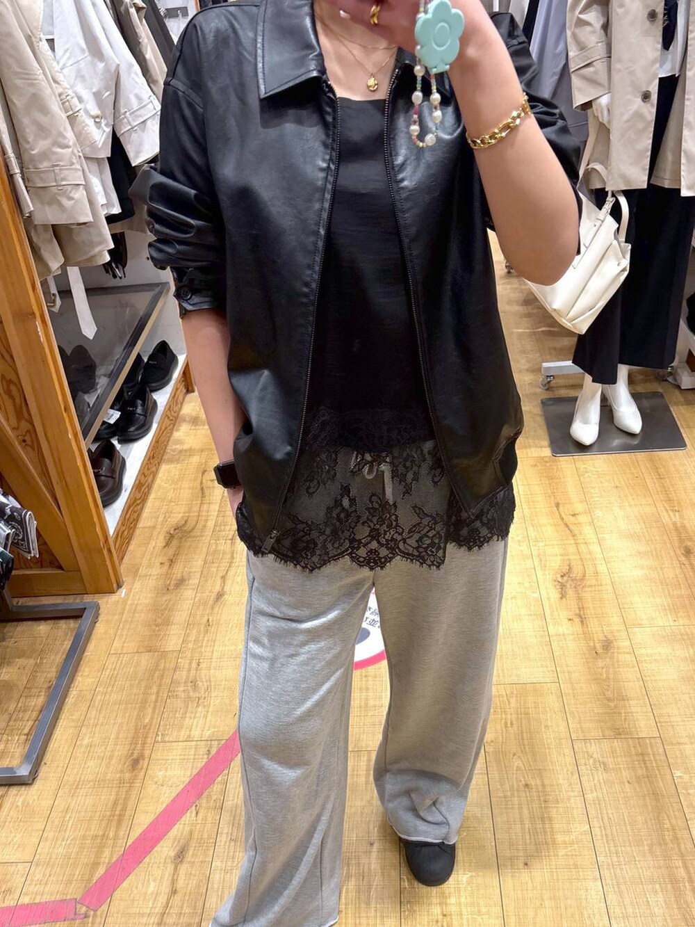 ブラック系のブルゾン、ブラック系のスウェットパンツ、ブラック系のキャミソールを着用したレディースの春コーディネートの6枚目の写真