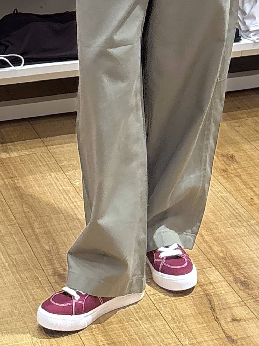 ベージュ系のトートバッグ、ブルー系のTシャツ/カットソー、グリーン系のその他パンツを着用したレディースの春コーディネートの5枚目の写真