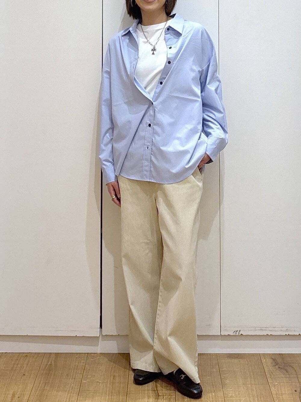 ブラック系のローファー、ブルー系のシャツ/ブラウス、ホワイト系のTシャツ/カットソーを着用したレディースの冬コーディネートの3枚目の写真