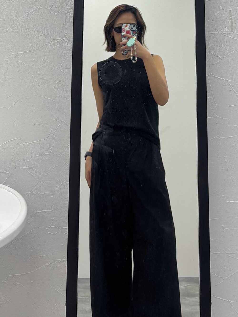 ブラック系のその他パンツ、ブラック系のTシャツ/カットソーを着用したレディースの夏コーディネートの2枚目の写真