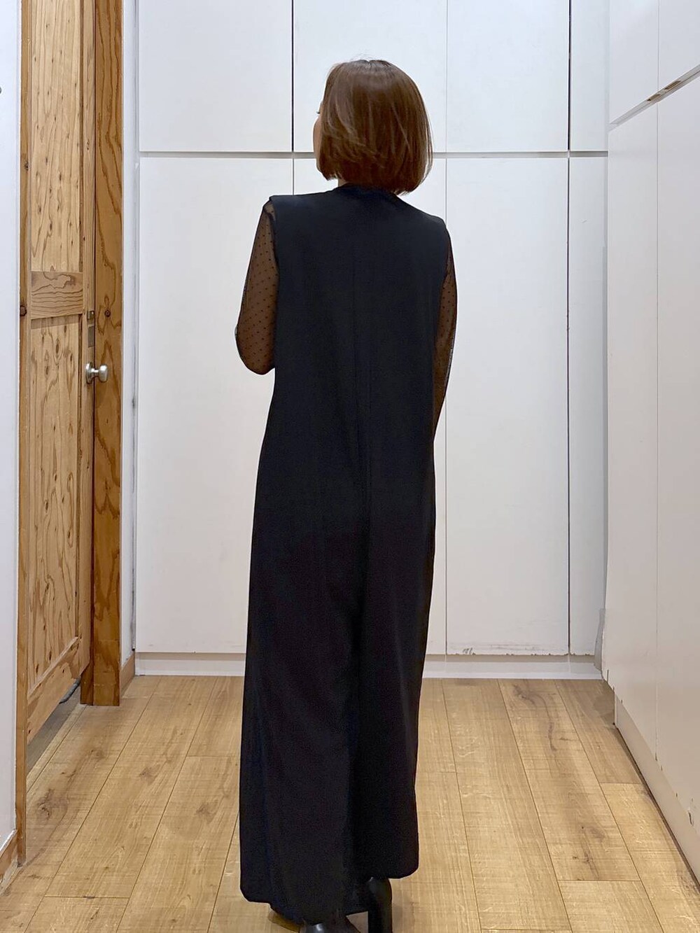 ブラック系のTシャツ/カットソー、ブラック系のブーツ、ブラック系のつなぎ/オールインワンを着用したレディースの秋コーディネートの7枚目の写真