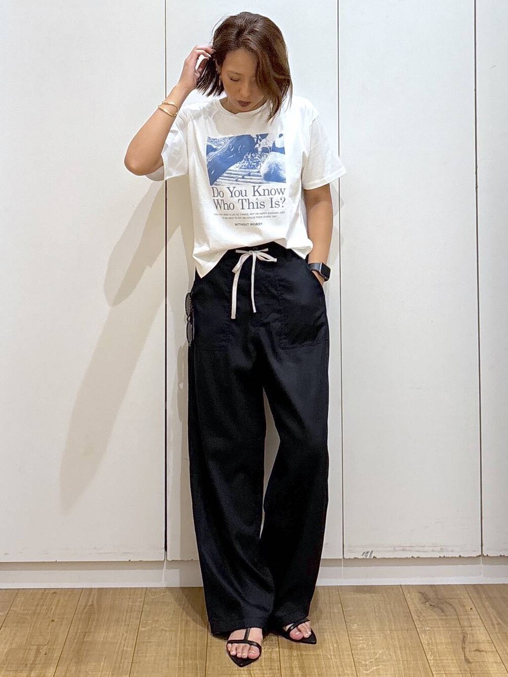 ホワイト系のTシャツ/カットソー、グリーン系のその他パンツ、ブラック系のサンダルを着用したレディースの夏コーディネートの5枚目の写真