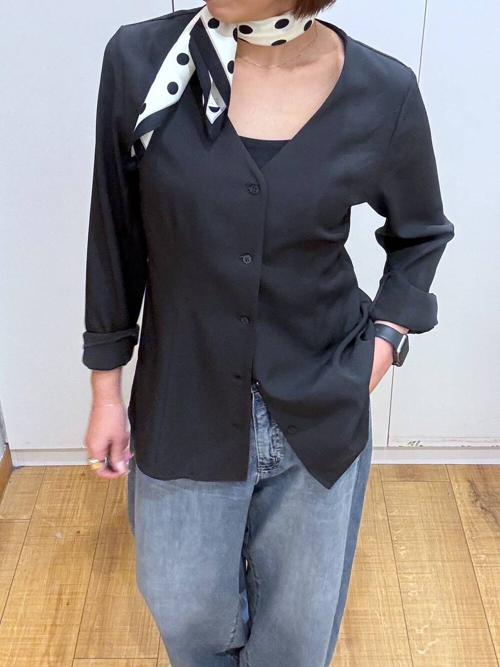 ブラック系のキャミソール、シルバー系のパンプス、グレー系のカーディガン/ボレロを着用したレディースの春コーディネートの3枚目の写真