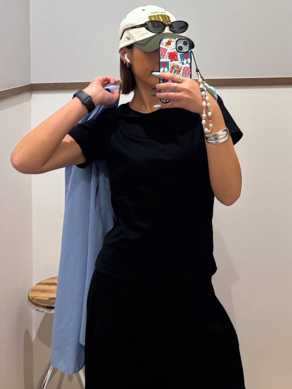 ブラック系のTシャツ/カットソー、ブラック系のその他パンツを着用したレディースの春コーディネートの4枚目の写真