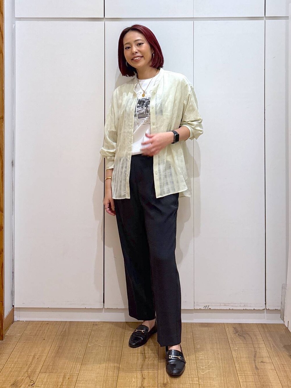 ブラック系のローファー、グリーン系のシャツ/ブラウス、ホワイト系のTシャツ/カットソーを着用したレディースの春コーディネートの2枚目の写真