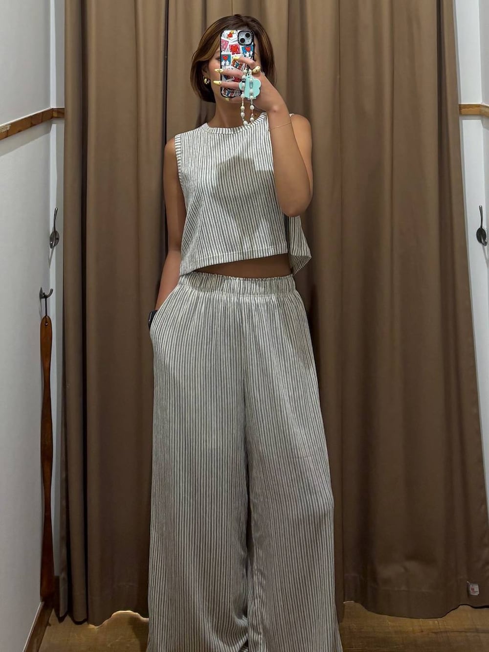 ホワイト系のその他パンツ、ホワイト系のTシャツ/カットソーを着用したレディースの夏コーディネートの4枚目の写真
