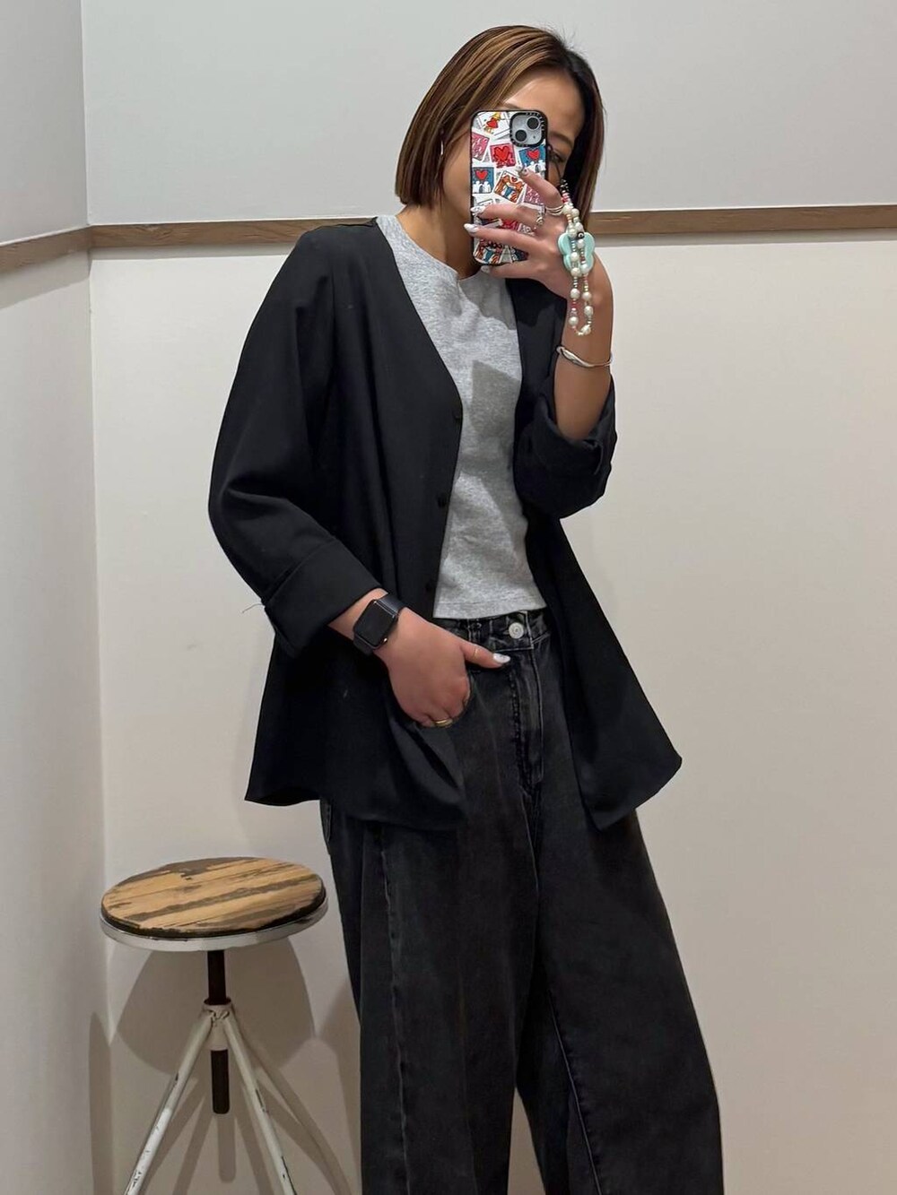 ブラック系のデニムパンツ、グレー系のカーディガン/ボレロを着用したレディースの春コーディネートの3枚目の写真