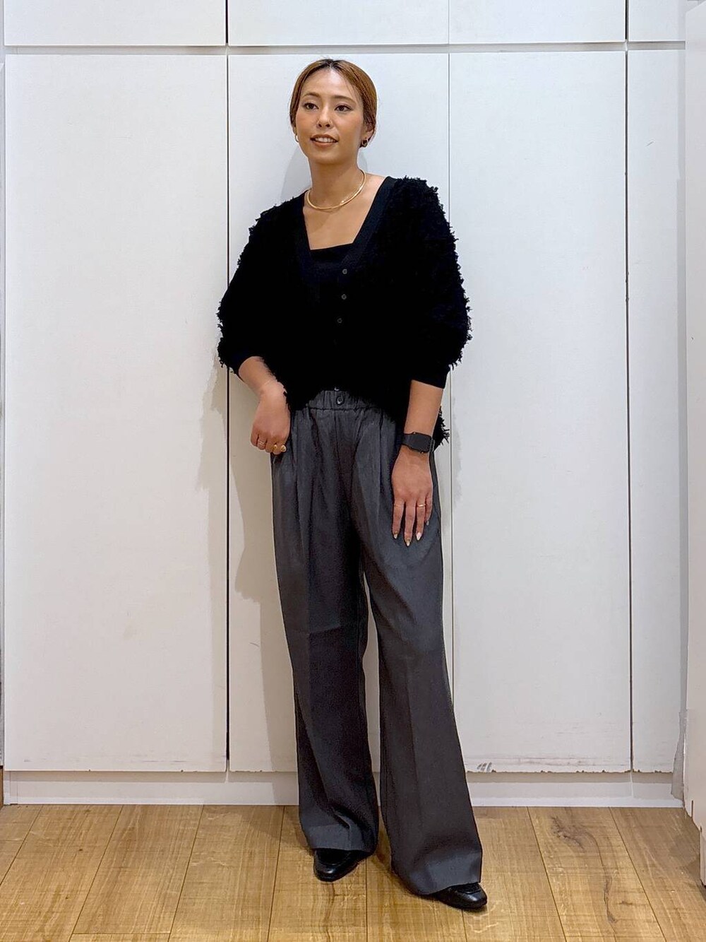 ブラック系のローファー、ブラック系のキャミソール、グレー系のその他パンツを着用したレディースの秋コーディネートの2枚目の写真