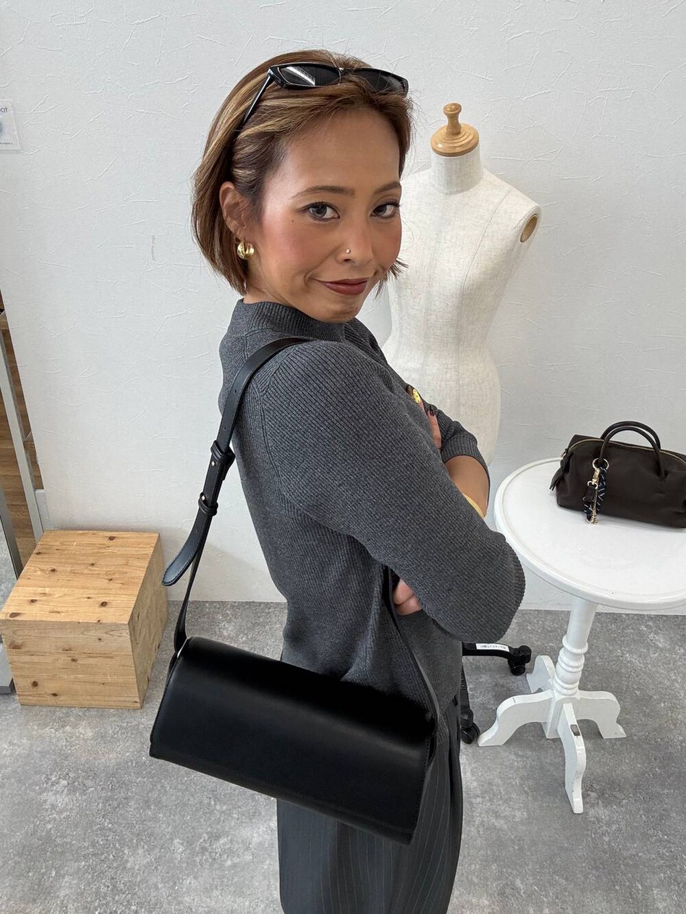 グレー系のその他パンツ、ブラック系のショルダーバッグ、ブラック系のローファーを着用したレディースの秋コーディネートの4枚目の写真