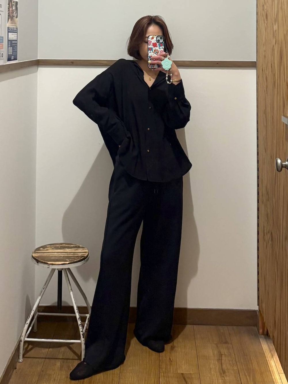 グレー系のパンプス、ブラック系のスウェットパンツ、ゴールド系のネックレスを着用したレディースの春コーディネートの2枚目の写真