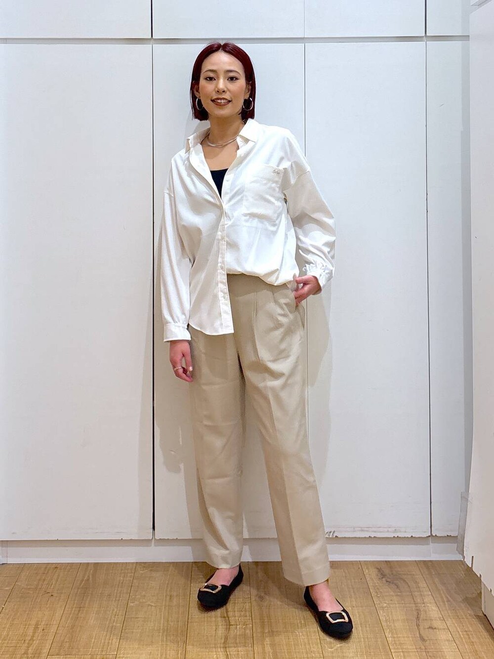 「体型カバー、高見え、高身長、ママコーデ、骨格ストレート、GLOBAL WORK、着痩せ・細見え」|「GLOBAL WORKのウツクシルエットテーパードパンツ/133595(その他パンツ、ベージュ系)」を使った、ココさん(レディース・165cm)の春コーディネートの2枚目の写真