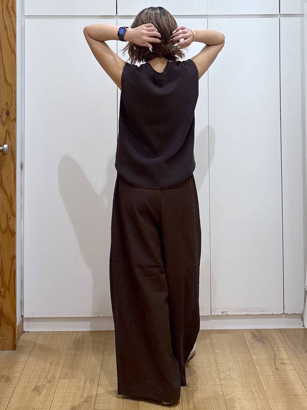 ブラック系のキャミソール、ブラウン系のその他パンツ、ブラウン系のベストを着用したレディースの夏コーディネートの5枚目の写真