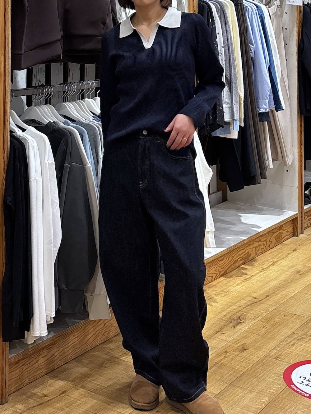 ブルー系のデニムパンツ、ブルー系のニット/セーターを着用したレディースの冬コーディネートの2枚目の写真