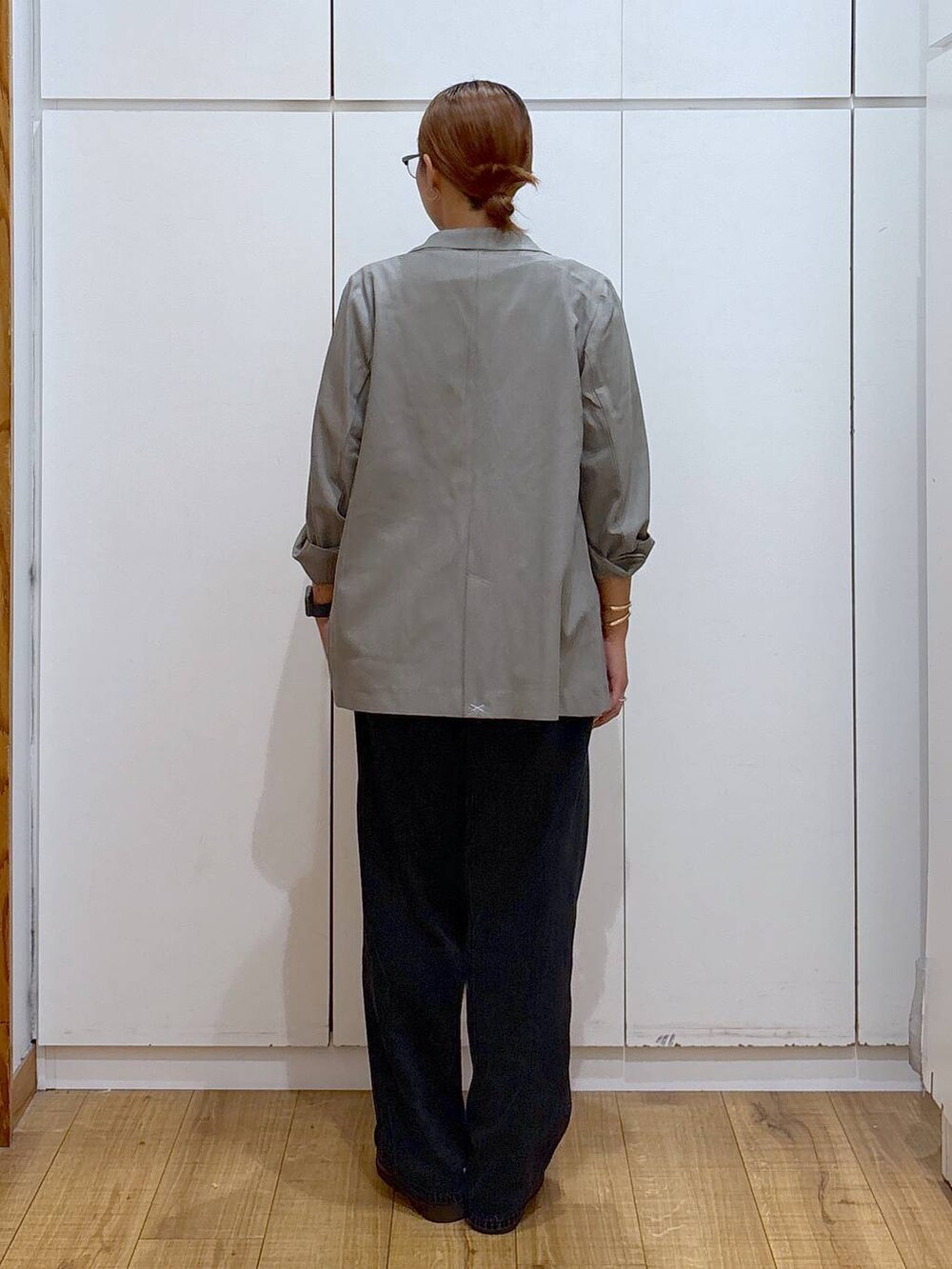 ベージュ系のテーラードジャケット、ブラック系のデニムパンツ、ベージュ系のローファーを着用したレディースの秋コーディネートの3枚目の写真