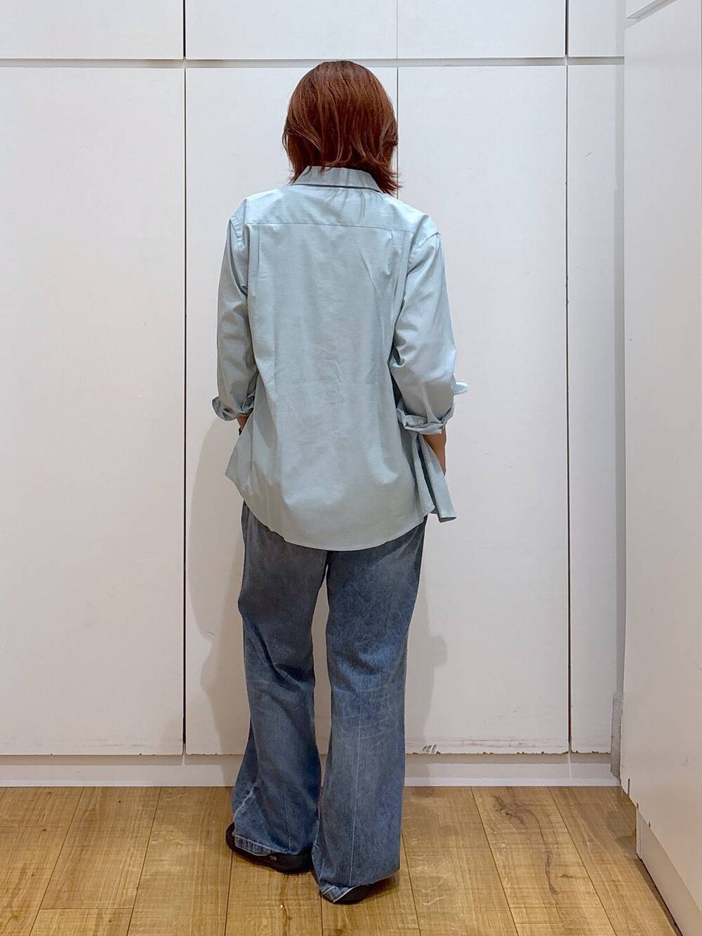 ホワイト系のTシャツ/カットソー、グリーン系のシャツ/ブラウス、ブラック系のサンダルを着用したレディースの夏コーディネートの4枚目の写真