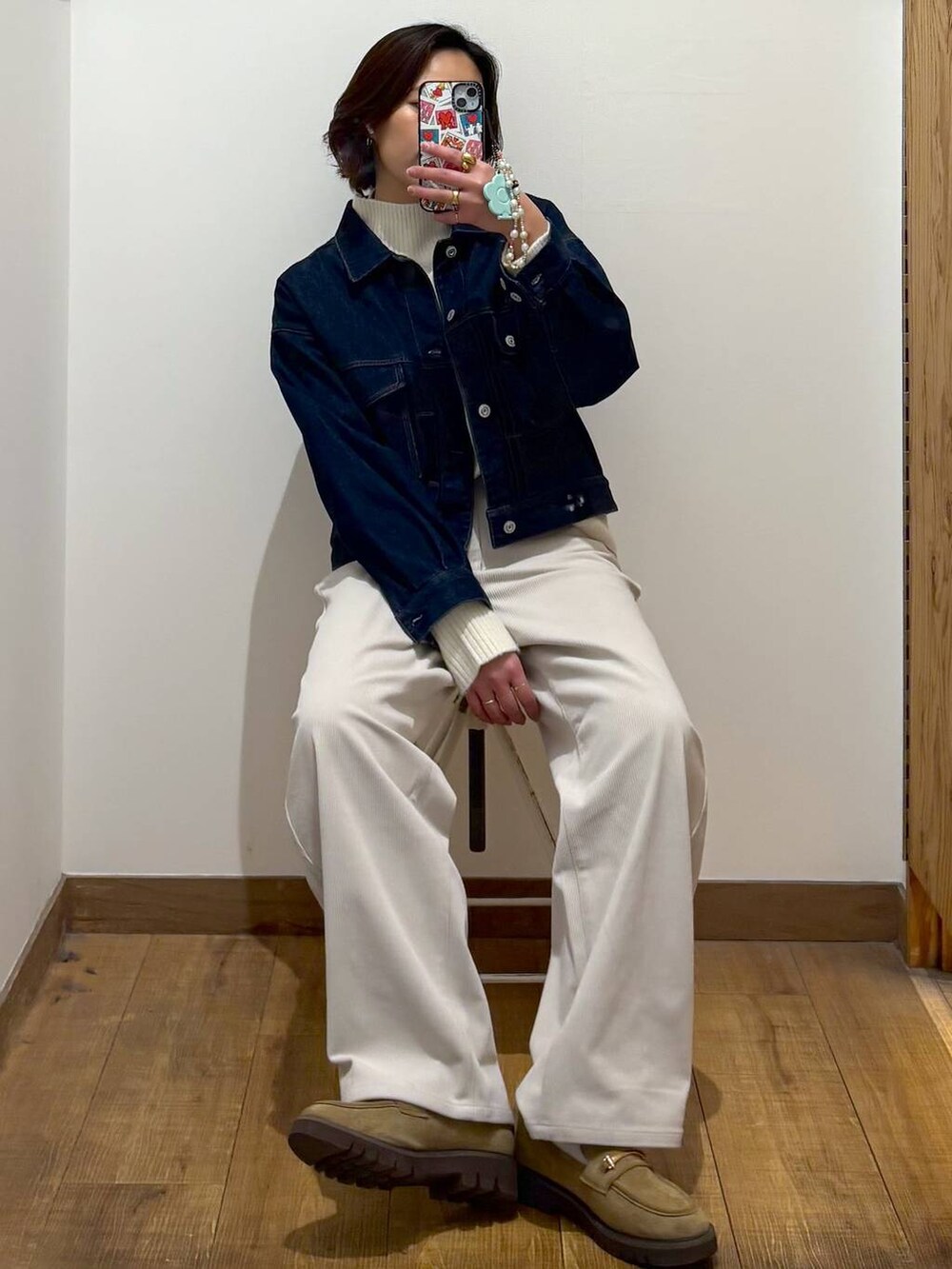 グレー系のその他パンツ、ベージュ系のローファー、ホワイト系のニット/セーターを着用したレディースの冬コーディネートの3枚目の写真