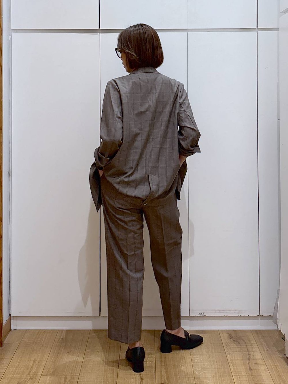 ブラック系のローファー、ブラウン系のその他パンツ、ブラウン系のテーラードジャケットを着用したレディースの秋コーディネートの3枚目の写真