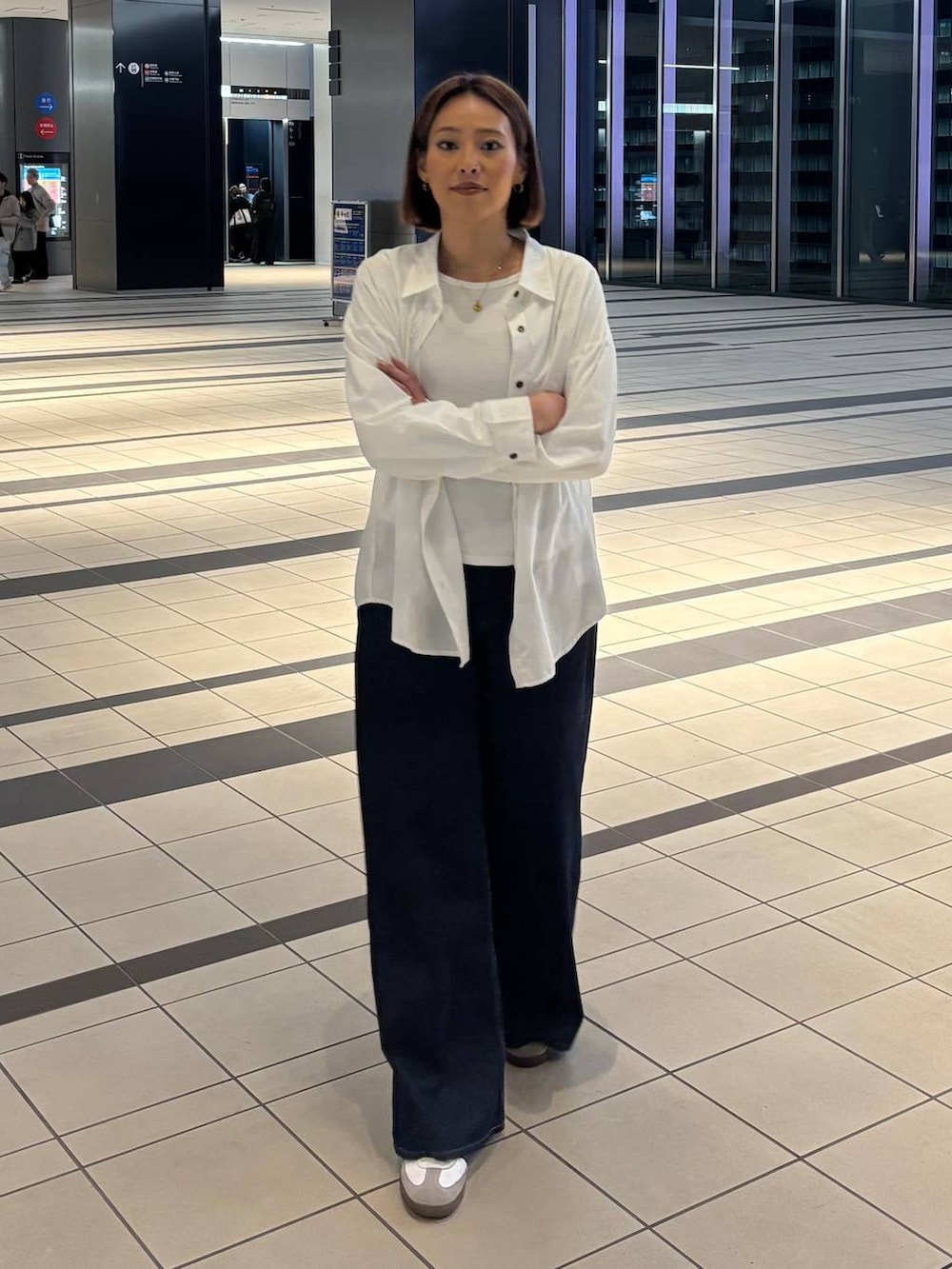 ホワイト系のシャツ/ブラウスを着用したレディースの春コーディネートの3枚目の写真