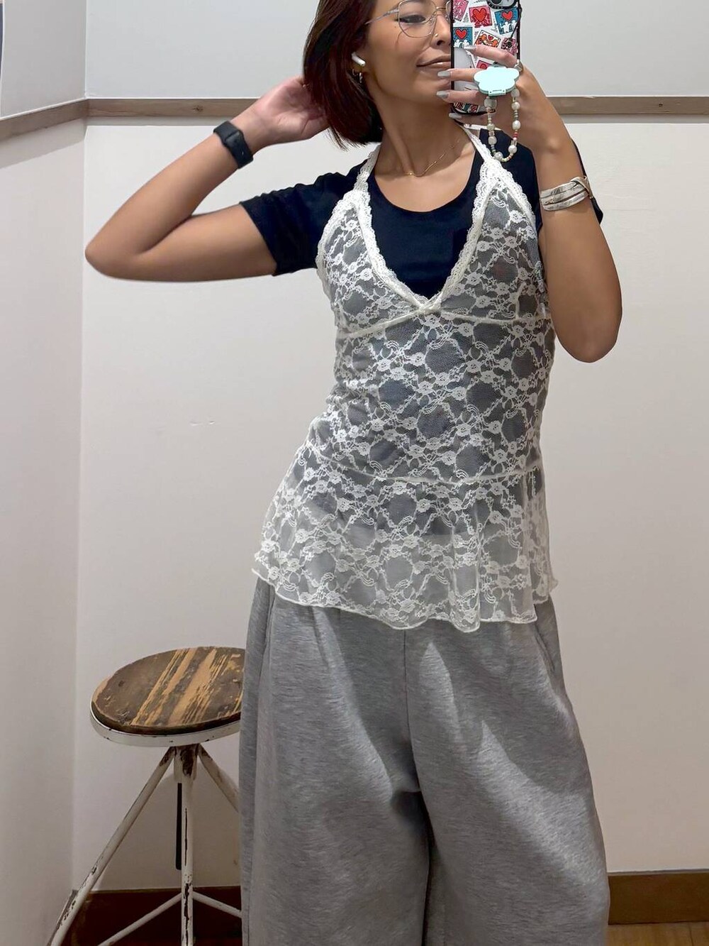 グレー系のその他パンツ、シルバー系のサンダル、ホワイト系のメガネを着用したレディースの夏コーディネートの3枚目の写真