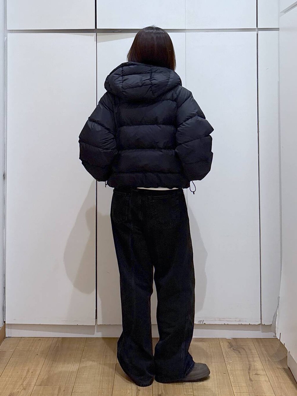 ブラック系のデニムパンツ、グリーン系のその他シューズ、ホワイト系のTシャツ/カットソーを着用したレディースの秋コーディネートの4枚目の写真