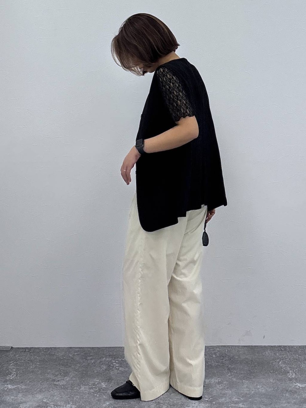 ブラック系のローファー、ブラック系のTシャツ/カットソー、ゴールド系のネックレスを着用したレディースの春コーディネートの3枚目の写真