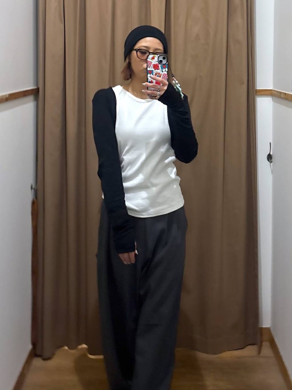グレー系のその他パンツ、ブラック系のカーディガン/ボレロを着用したレディースの春コーディネートの5枚目の写真