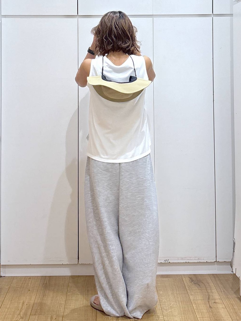その他のタンクトップ、グレー系のその他パンツ、ベージュ系のサンダルを着用したレディースの夏コーディネートの4枚目の写真