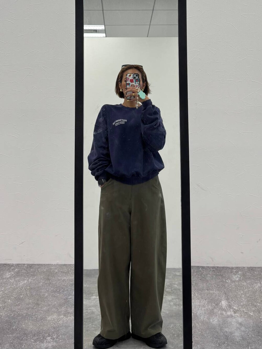 グリーン系のその他パンツを着用したレディースの秋コーディネートの2枚目の写真