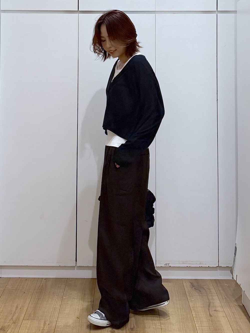 ブラウン系のその他パンツ、ホワイト系のタンクトップ、ブラック系のカーディガン/ボレロを着用したレディースの春コーディネートの5枚目の写真