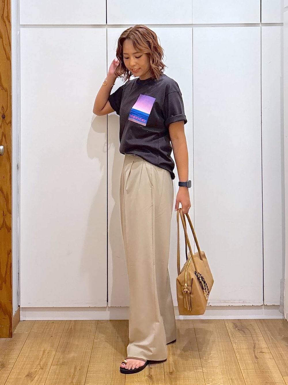 「体型カバー、高見え、高身長、ママコーデ、骨格ストレート、GLOBAL WORK、着痩せ・細見え、and STセール」｜「GLOBAL WORKのウツクシルエットDRYワイドパンツ/289061（その他パンツ、ベージュ系）」を使った、ココさん（レディース・165cm）の夏コーディネートの3枚目の写真