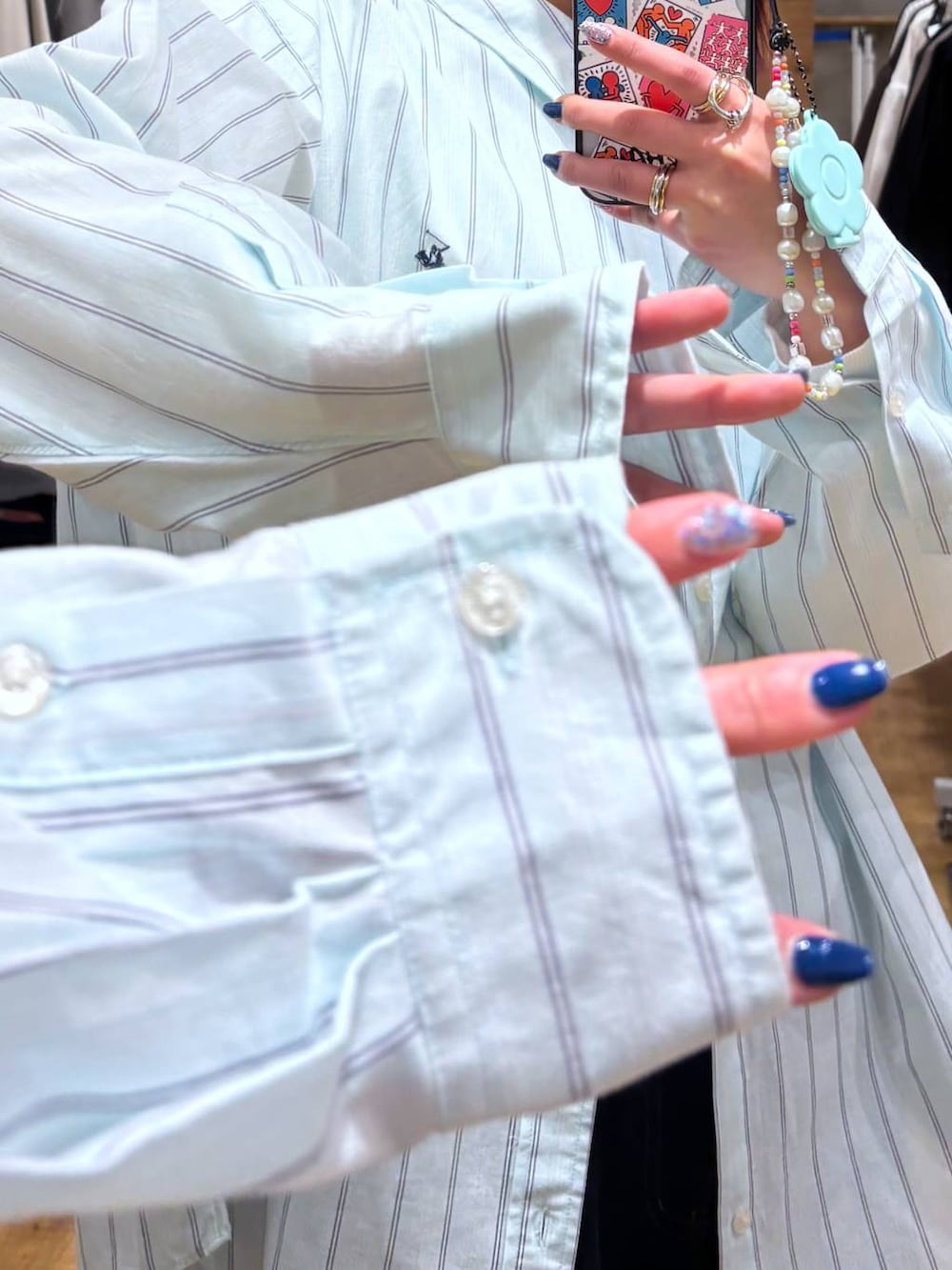 ベージュ系のローファー、ブルー系のデニムパンツを着用したレディースの春コーディネートの8枚目の写真