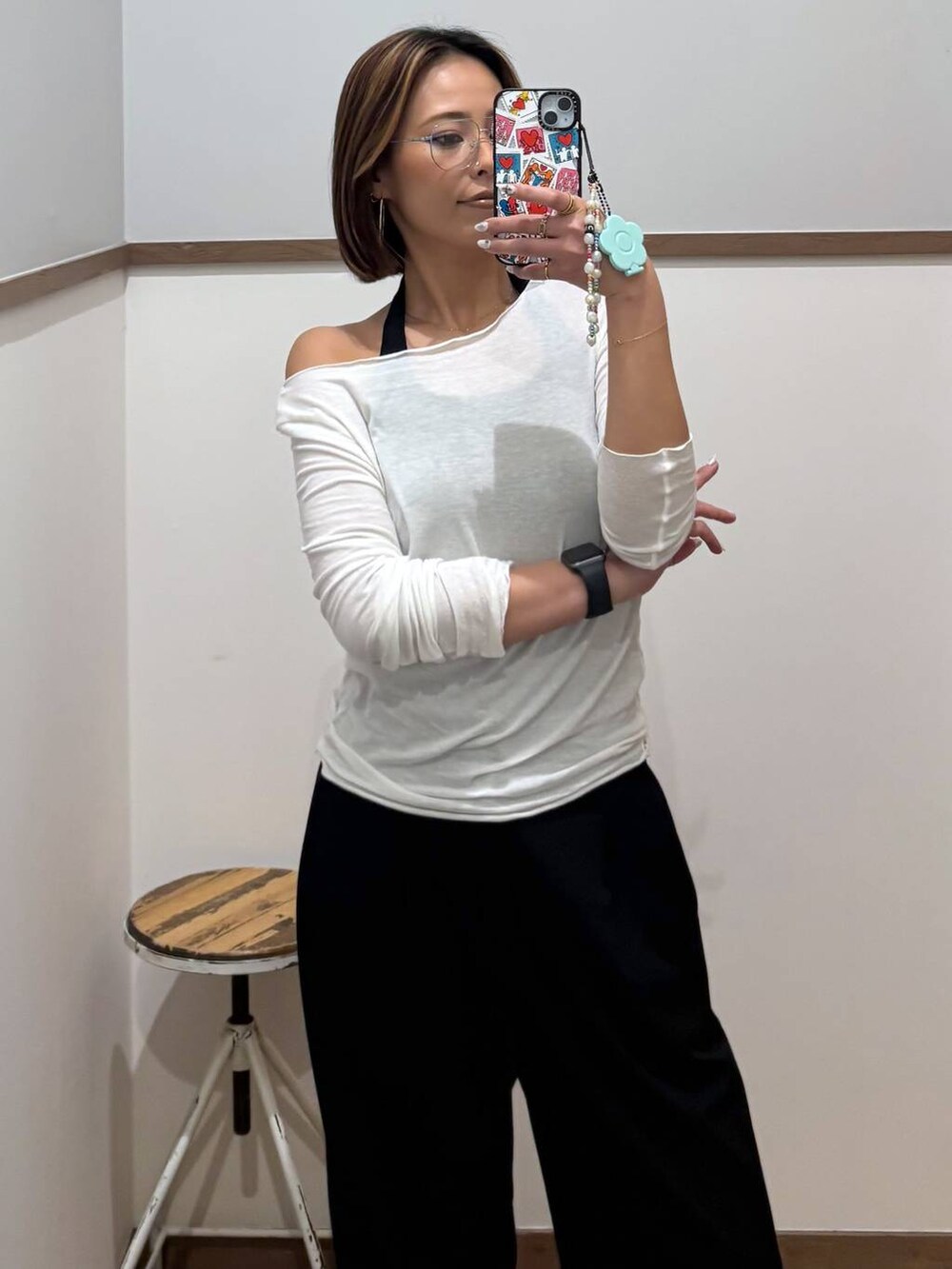 ブラック系のその他パンツ、ブラック系のサンダル、ホワイト系のメガネを着用したレディースの春コーディネートの6枚目の写真