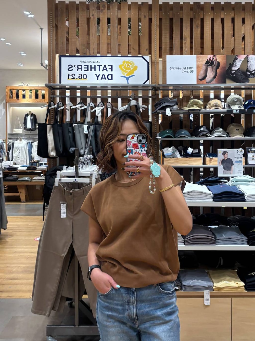 ブラウン系のTシャツ/カットソーを着用したレディースの夏コーディネートの7枚目の写真