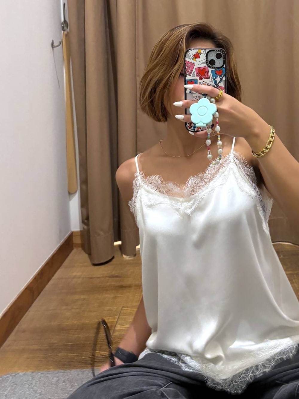 ブラック系のデニムパンツ、ホワイト系のキャミソールを着用したレディースの夏コーディネートの6枚目の写真