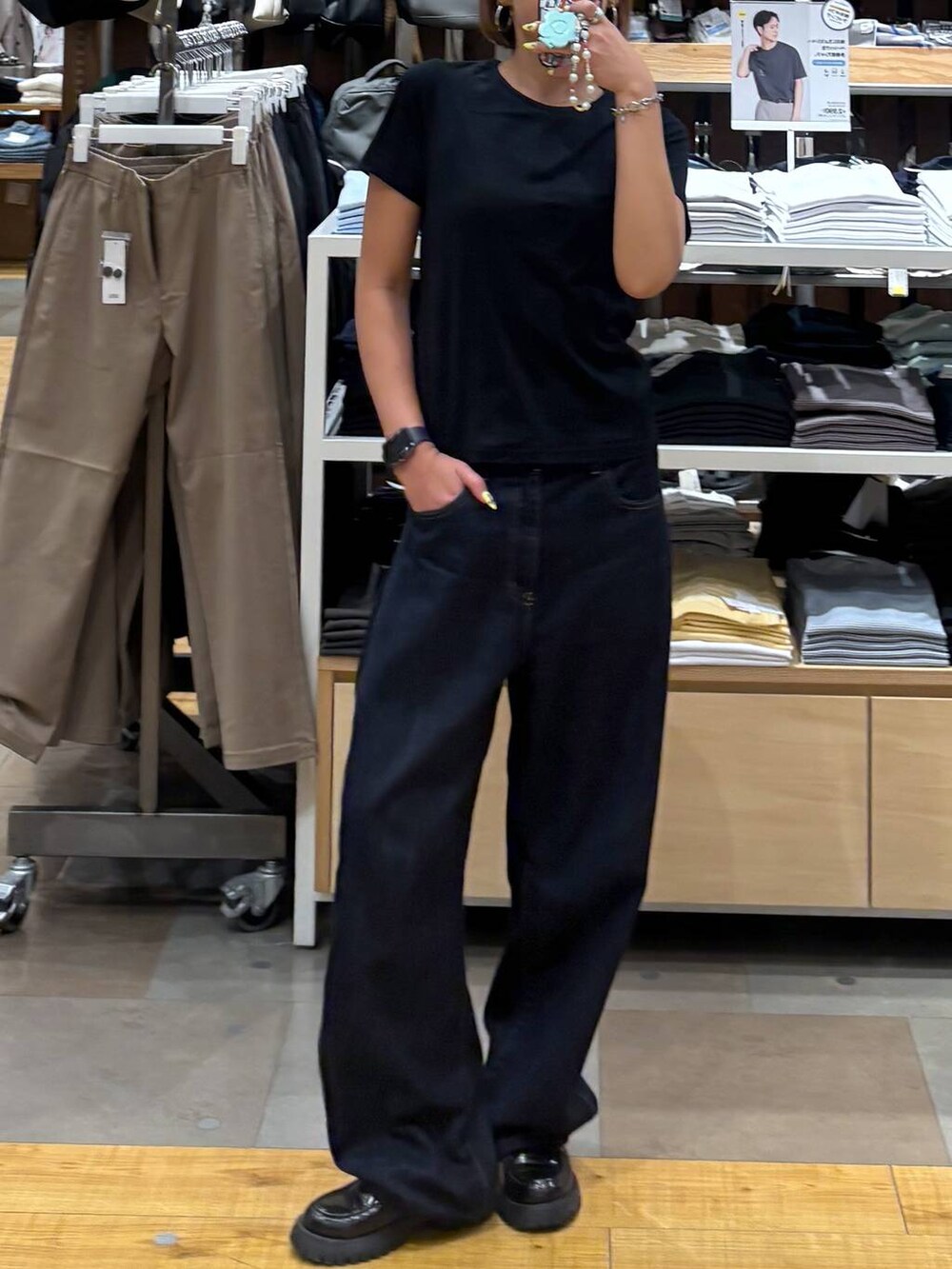 ブルー系のデニムパンツ、ブラック系のTシャツ/カットソーを着用したレディースの夏コーディネートの5枚目の写真